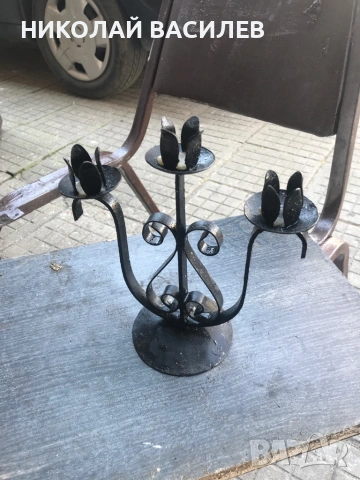 Предлага    свещник  от. ковано  желязо. .