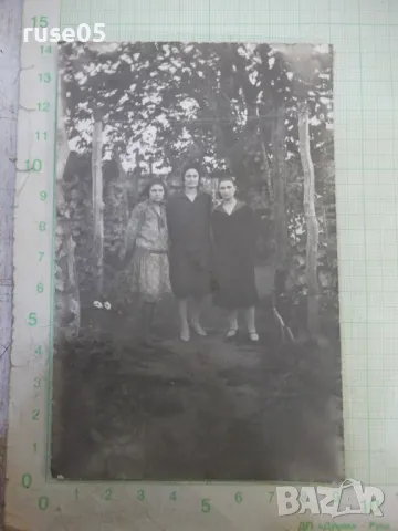 Снимка стара на три жени в градината