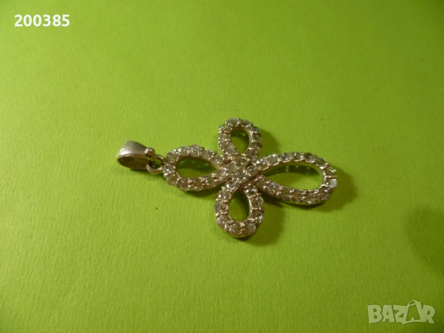 Стар стилизиран сребърен кръст с бели кристали