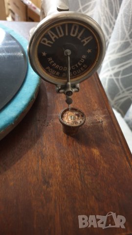 Стар грамофон с манивела, снимка 2 - Антикварни и старинни предмети - 44437326