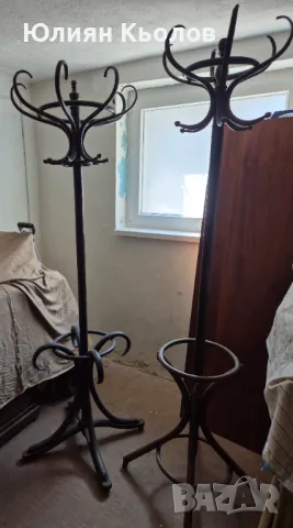 Дървени закачалки.