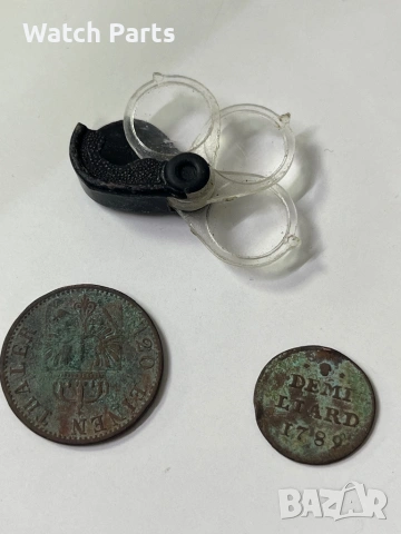 Две стари монети и мини лупа