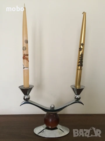 Свещник с  два  броя свещи.  Размери:  обща дължина 27см, височина 9см. Материал: тъмно дърво и хром