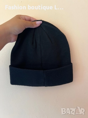 Черна шапка с диамантени сребристи камъчета и надпис ROUGH 🖤, снимка 3 - Шапки - 51580068