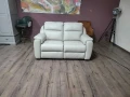 Италианкси кремав кожен диван двойка с електрически релакс механизъм, снимка 1