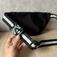 Victoria’s Secret Черна чанта с бяла лента и надпис PINK дължината се регулира 🖤 , снимка 2 - Чанти - 44737143