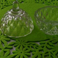 Лот малка стъклена релефна купа с капак и чиния , снимка 5 - Декорация за дома - 33871651