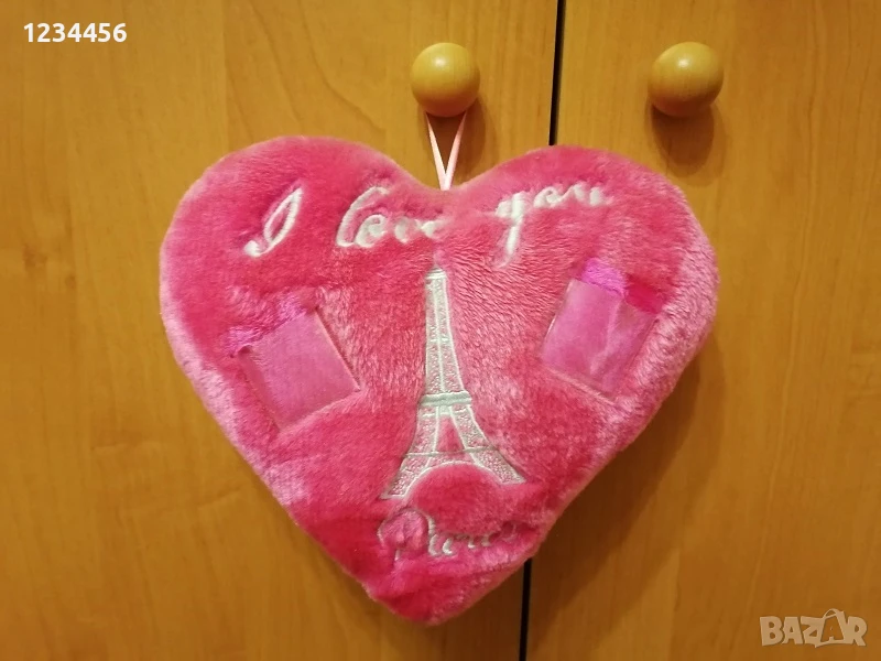 Плюшено сърце “Обичам те/Париж” 23/20 см. с 2 прозрачни джобчета за поставяне на 2 снимки на обичащи, снимка 1