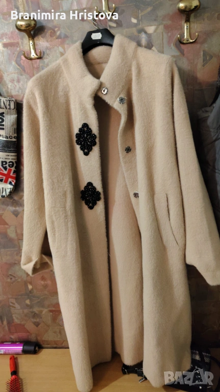 Дамско палто в бежово/камел с декоративни апликации – втора употреба, снимка 1