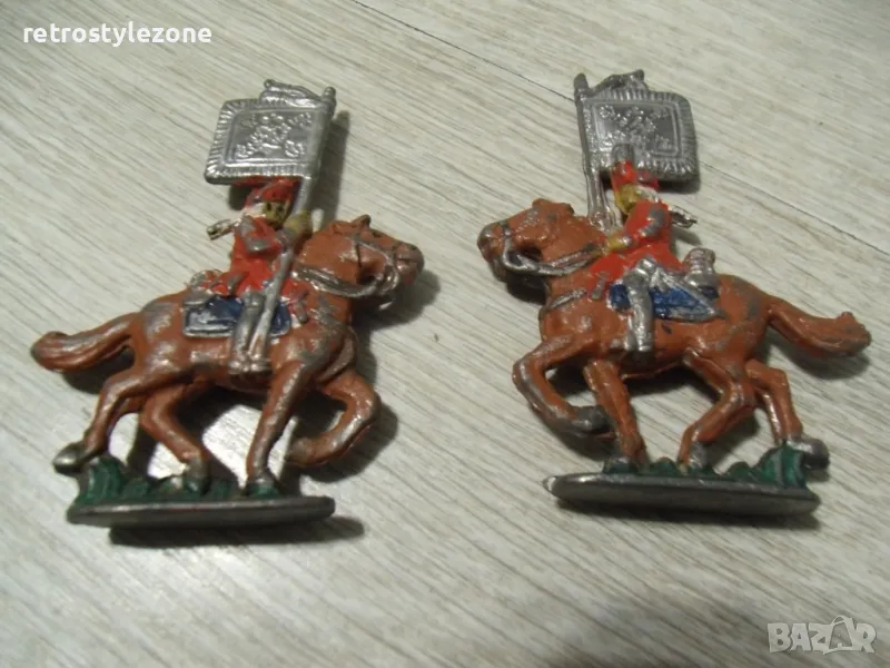 № 7892 две стари метални / оловни фигури  - размер 8 / 6 / 1,5 см , снимка 1