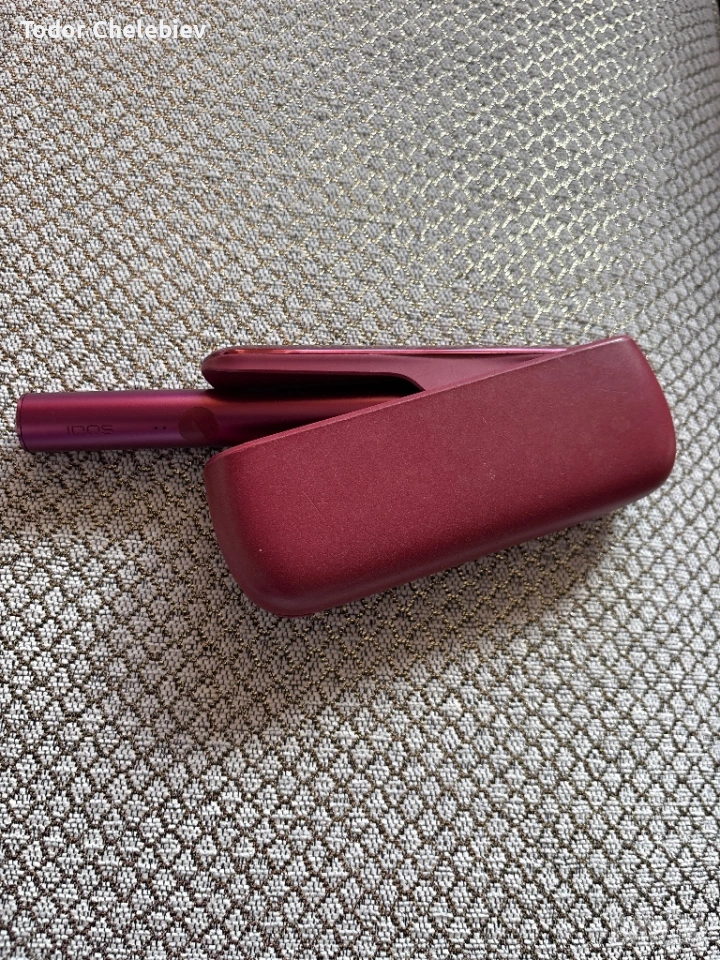 Продавам два Iqos iluma бордо и лимитирана серия на Aoki” с следи от употреба и Iqos iluma I запазен, снимка 1