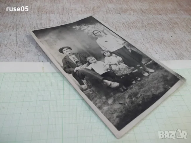 Снимка стара на дядо с дъщеря и две внучета, снимка 3 - Колекции - 47906519