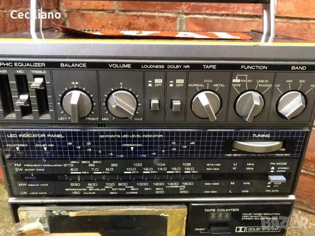 Радиокасетофон HITACHI TRK 9100E -за части-донор!, снимка 4 - Радиокасетофони, транзистори - 53731663