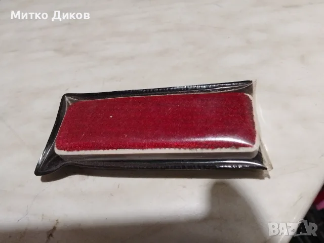 малка винтидж четка за дрехи или премахване на мъх (нukanpoistaja / четка с червено кадифе/плюш),с к