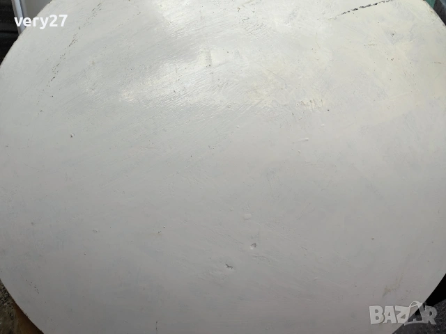 кръгла дървена маса