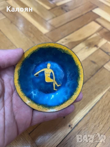 Чинийка с техника емайл върху мед от 1964 г. 