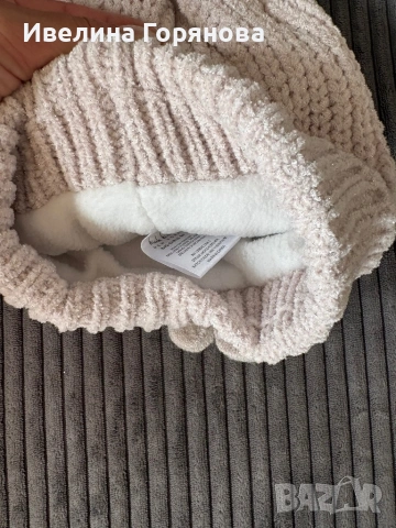 Детски комплект шапка, ръкавици и две гривни с мъниста р-р 3-4г, снимка 2 - Шапки, шалове и ръкавици - 53027721