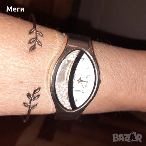 дамски часовник,с украсяважа го допълнителна гривна,с двшжещи се камьчета
