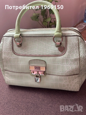 Оригинална чанта на Guess 