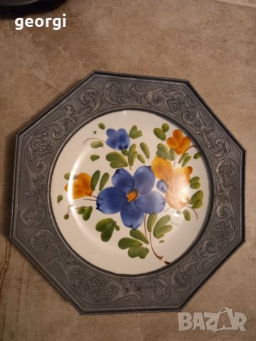 Декоративна керамична чиния с калаен обков 