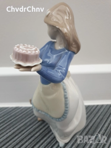 NAO Lladro статуетка 19см/НАО ЛАДРО испанска порцеланова фигура/момиче с торта и куче, снимка 3 - Статуетки - 51500261