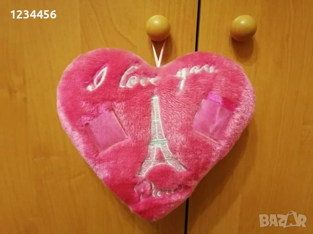 Плюшено сърце “Обичам те/Париж” 23/20 см. с 2 прозрачни джобчета за поставяне на 2 снимки на обичащи