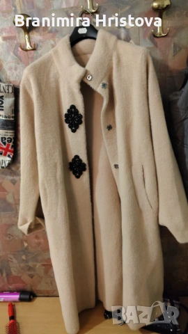 Дамско палто в бежово/камел с декоративни апликации – втора употреба