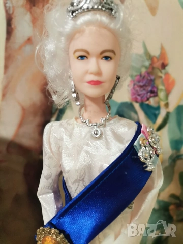 Колекционерска кукла Английска кралица Елизабет II, снимка 2 - Кукли - 53469880