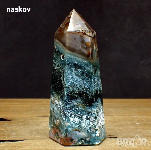 Кристали ванадинит, флуорит, цитрин, ахат, пирит, лепидолит, розов кварц, калцит, яспис