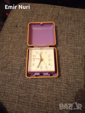 Продавам часовник будилник (БЕЗ БАТЕРИИ), снимка 2 - Стенни часовници - 53638337