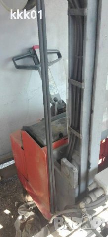 Електрически стакер с манипулатор за варели