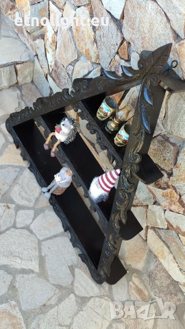 Красива триъгълна стенна етажерка с дърворезба , снимка 6 - Етажерки - 52736374