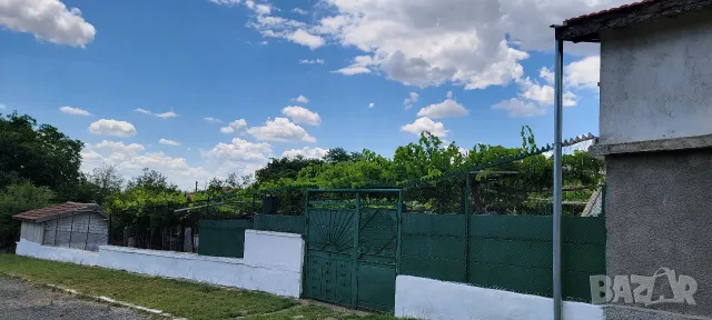 Подържан имот с излаз на две улици,2 имота в 1 със жилищни пристройки и складови помещения, снимка 2 - Къщи - 56085487