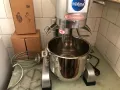 Планетарен миксер 10 л - 3 скорости 110, 178 и 390 об/мн за разбиване, смесване и месене, снимка 1