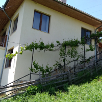 Продавам къща в Родопите  с.Средногорци, снимка 15 - Къщи - 44580071