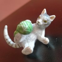 Колекционерска фигурка Schleich cats with wool ball  2003 14456, снимка 9 - Колекции - 41574970