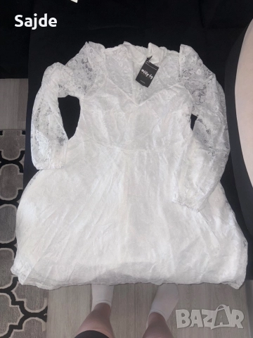 Бяла рокля с дантела