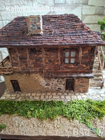 За любителите на старинни къщи-ръчно изработен макет на къща в Странджа планина.