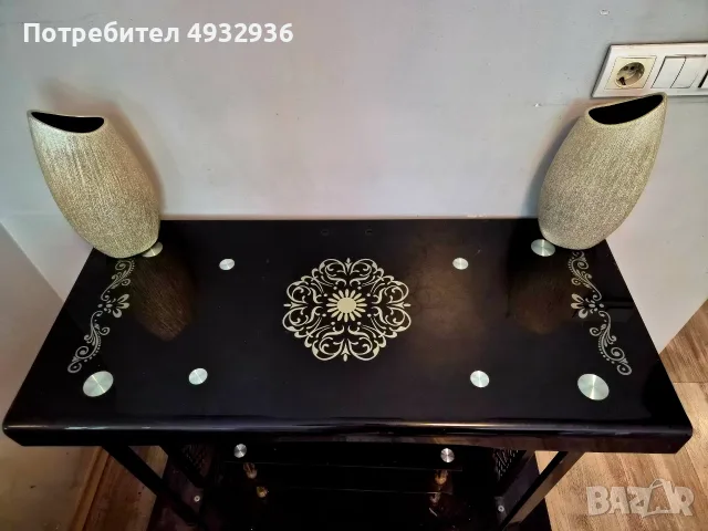 Стъклена етажерка в черно с метални орнаменти