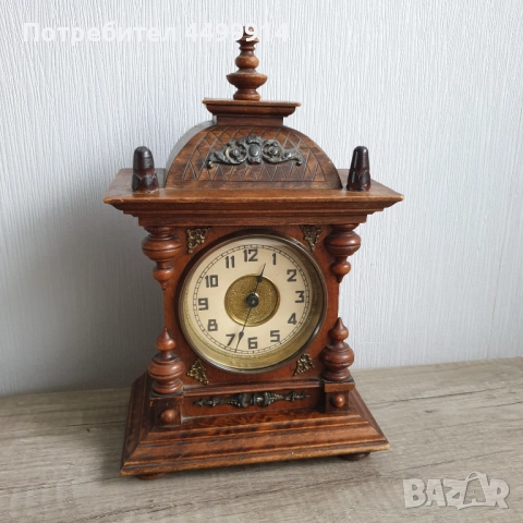 Стар настолен часовник с латерна