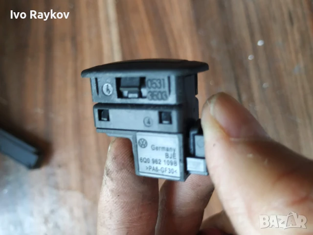 Бутон аларма Volkswagen Touran II, Passat 6,  6Q0962109B , снимка 2 - Части - 51053775