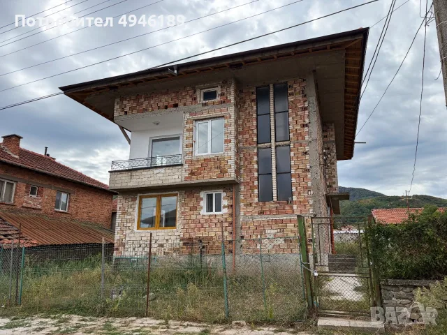 Продавам двуетажна реновирана съвременна къща 240кв. м. РЗП и голям двор 700кв.м. в с.Тополово
