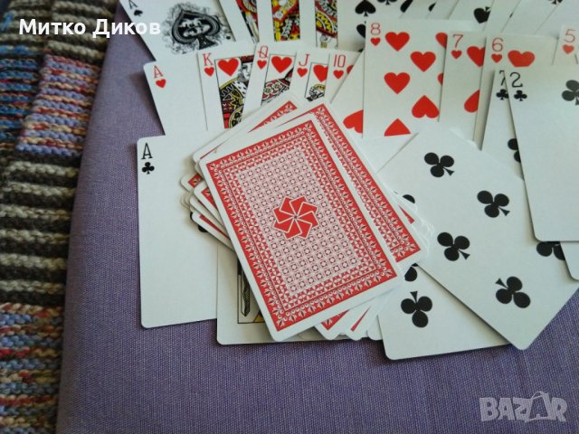 Дървена кутия сдва чифта нови карти 52+2жокера пластик и 5 зара нови за барбут и други кокалени, снимка 7 - Карти за игра - 41937127