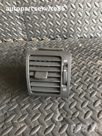 Преден десен въздушен отвор на арматурно табло за KIA Sorento (2003–2007) 97490-3E000