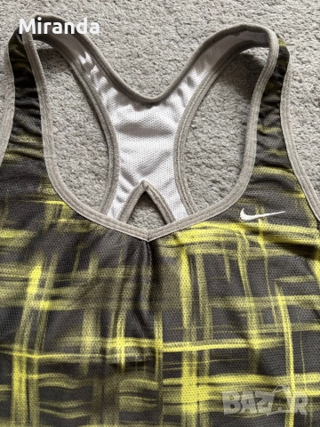 Nike потник с вградено бюстие S, снимка 4 - Спортни екипи - 52193090