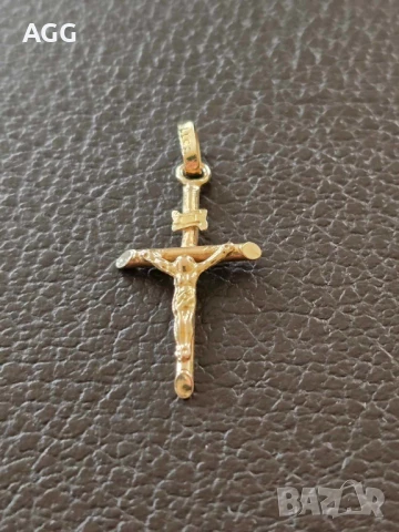 Нежен златен кръст с разпятие Христово