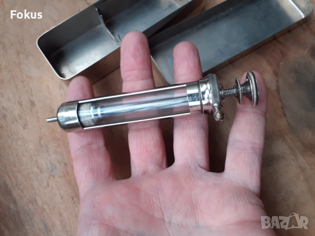 Стара стъклена спринцовка инжекция 19 век с мет. кутия, снимка 5 - Антикварни и старинни предмети - 53275688