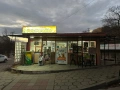 ПРОДАВА СЕ ИЛИ СЕ ДАВА ПОД НАЕМ - Търговско помещение на кръстовище, снимка 1