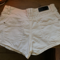 Бели къси панталони, размер XS, снимка 4 - Къси панталони и бермуди - 44827850