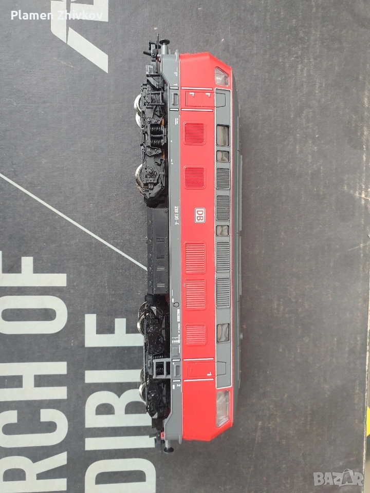 Два дизелови локомотива на Дойче бан . Единият е перфектен Другият няма буфери, снимка 1